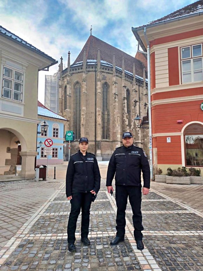 Polițiștii locali au restituit bani pierduți în oraș și au ajutat un brașovean vulnerabil