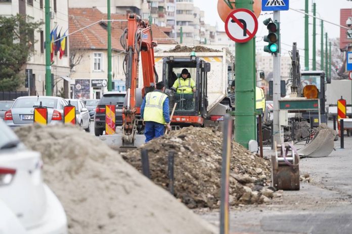 Lucrări la rețeaua de apă, pe strada 13 Decembrie din Brașov. Șoferii sunt sfătuiți să evite zona