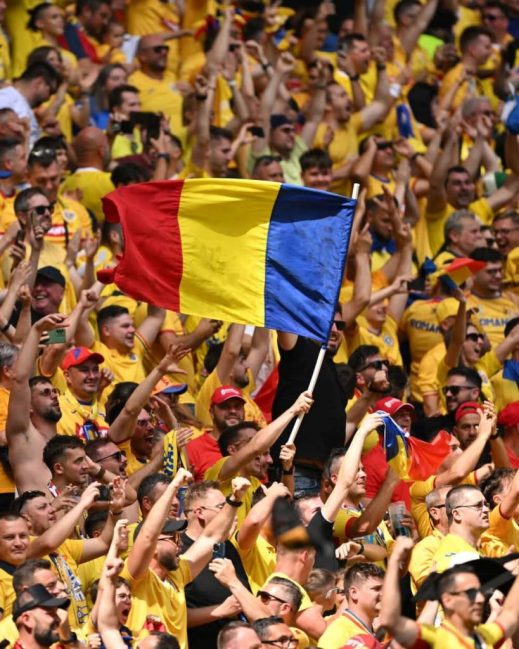 Meciul Turcia - România se vede în Piața Sfatului pe un ecran uriaș