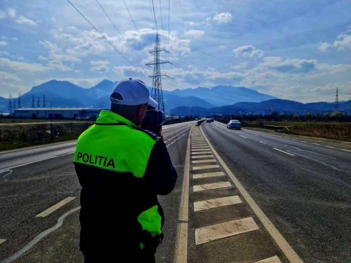 Telefon la volan, centură de siguranță, viteză l Peste 220 de amenzi și permise reținute de polițiștii brașoveni