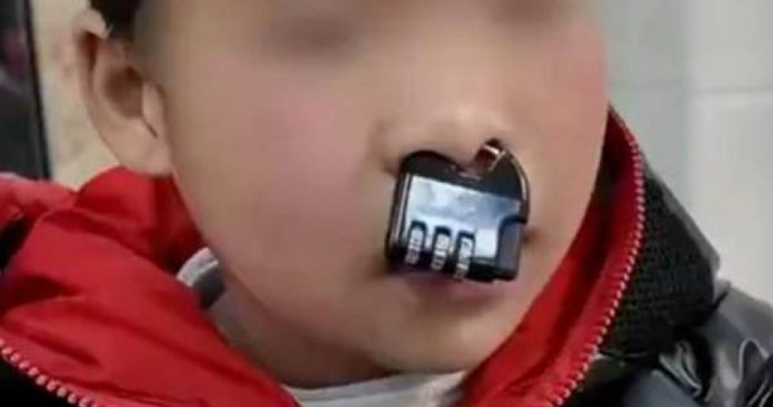 Un copil năzdrăvan a ajuns la pompieri după ce și-a blocat un lacăt cu cifru în nas