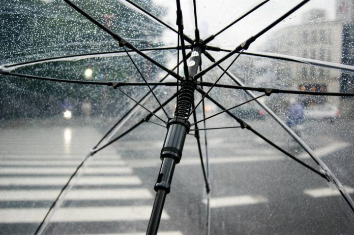Avertizare meteo: vânt puternic, ploi și ninsori la munte până pe 30 martie
