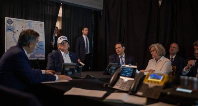 Donald Trump ameninţă că va lovi Iranul „cu o forţă nemaiîntâlnită până acum”