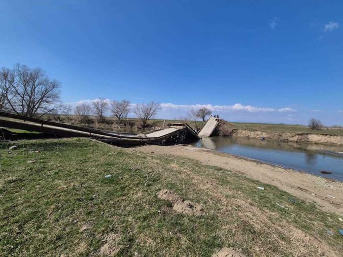 Un pod care face legătura între judeţele Covasna şi Braşov s-a prăbușit. Circulația, complet blocată