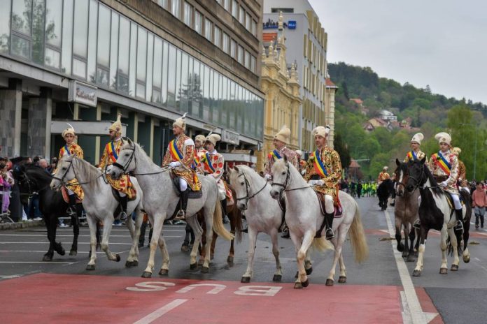 „Coborârea Junilor în Cetate”: Program special de transport în Brașov, cu mai multe autobuze și rute deviate