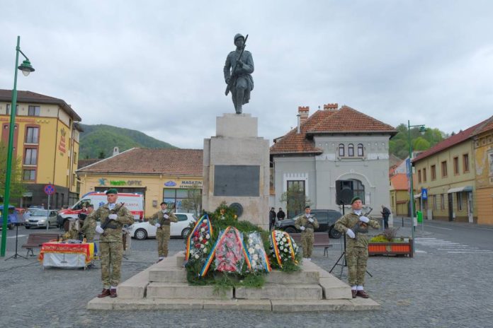 Brașov: Coroană de flori depusă de Ziua Veteranilor de Război, la Statuia Soldatului Necunoscut