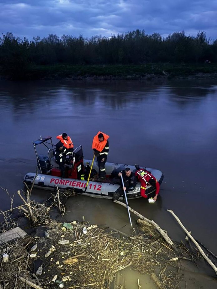 Căutări în râul Olt, la Veneția de Jos, după o posibilă persoană înecată