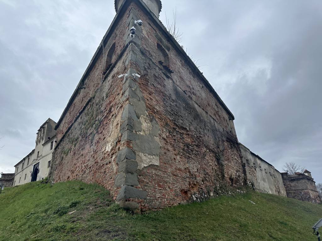 Două simboluri ale Brașovului care se degradează în tăcere: Cetățuia și Strada Sforii – Anatomia unui eșec administrativ