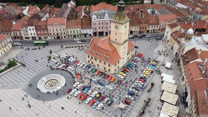 Retroparada Primăverii revine în Piața Sfatului