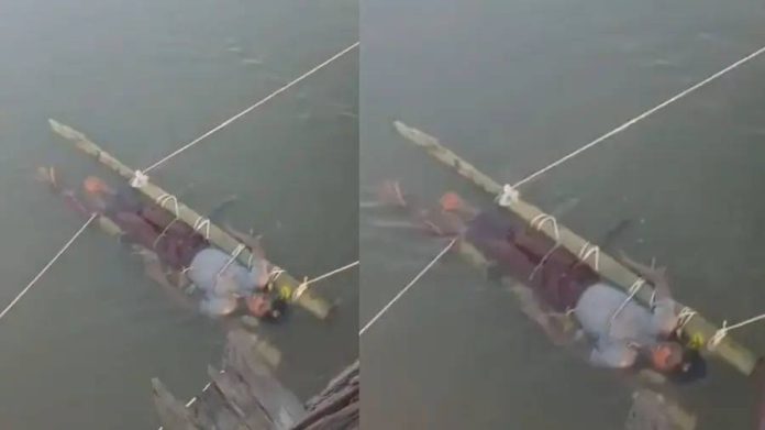 Un băiat mușcat de un șarpe veninos a fost scufundat în fluviul sfânt timp de 12 ore pentru a fi „vindecat”