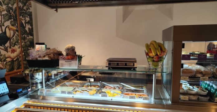 Turiști la cantina elevilor din Brașov: prânz accesibil lângă Biserica Neagră