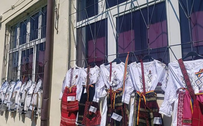 FOTO: Donație de costume populare la Școala Gimnazială Nr. 4 „Frații Popeea” din Săcele