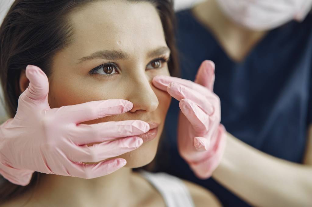 (P) Liftingul Facial Pentru Îmbunătățirea Conturului Și Elasticității