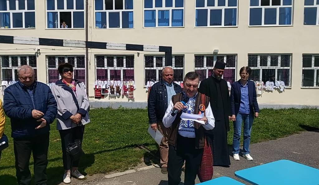 FOTO: Donație de costume populare la Școala Gimnazială Nr. 4 „Frații Popeea” din Săcele