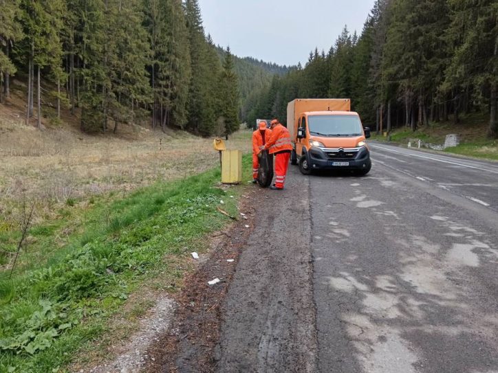 FOTO: DRDP Brașov face curățenie pe drumurile naționale, după minivacanța de 1 Mai