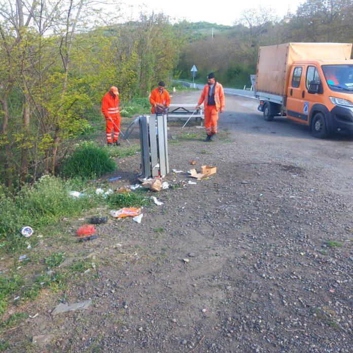 FOTO: DRDP Brașov face curățenie pe drumurile naționale, după minivacanța de 1 Mai