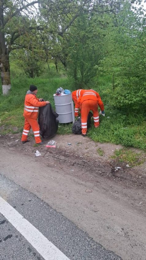 FOTO: DRDP Brașov face curățenie pe drumurile naționale, după minivacanța de 1 Mai