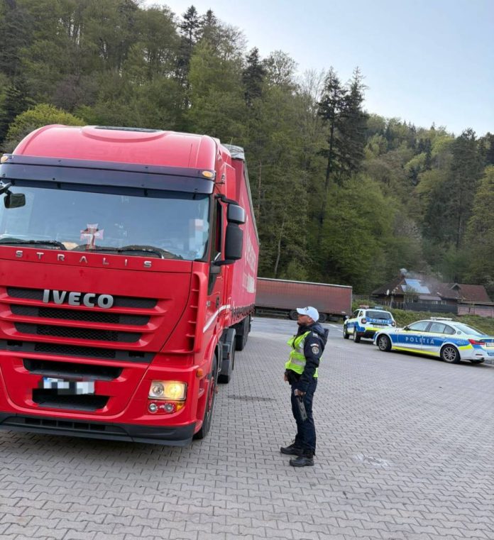 Acțiunea „TRUCK & BUS”, în zona Brașov: Peste 800 de amenzi, după ce polițiștii rutieri au verificat transportatorii de marfă și persoane