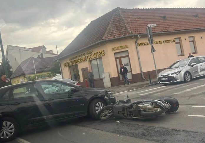 Accident între un autoturism și o motocicletă, pe strada 13 Decembrie din Brașov