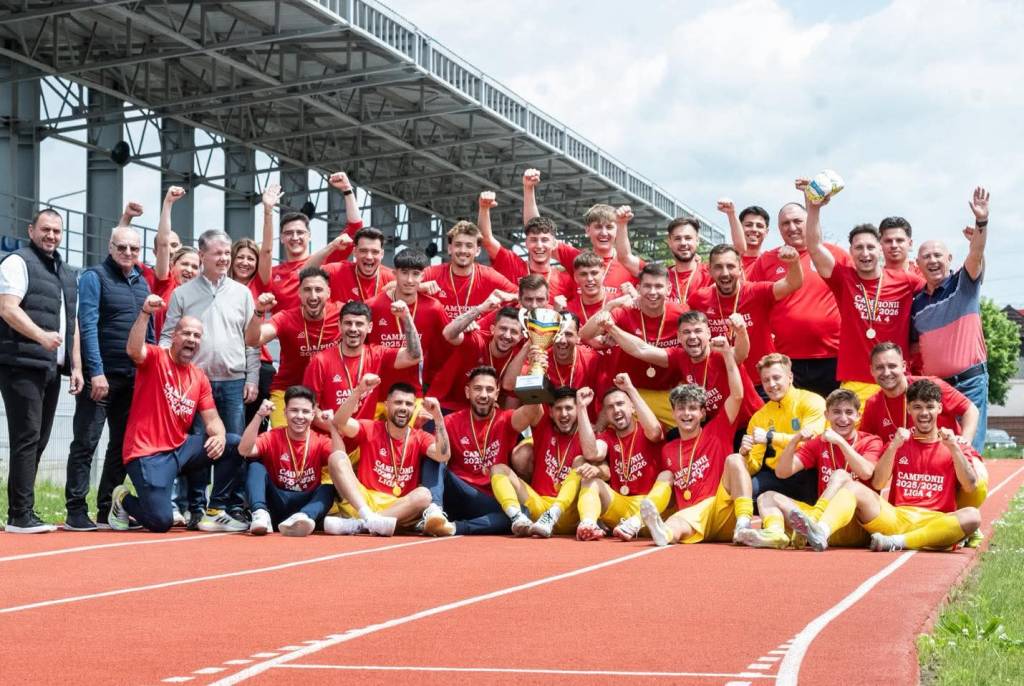 Poza pentru articolul Corona Brașov a primit tricourile de campioni, medaliile și trofeul de campioană a Ligii a 4-a Brașov. Primarul dat trofeul!