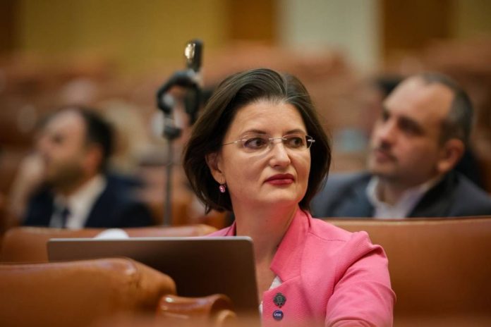 Legea meseriașilor, care reintroduce calificările profesionale la finalul clasei a X-a în liceele tehnologice, a fost depusă în Parlament