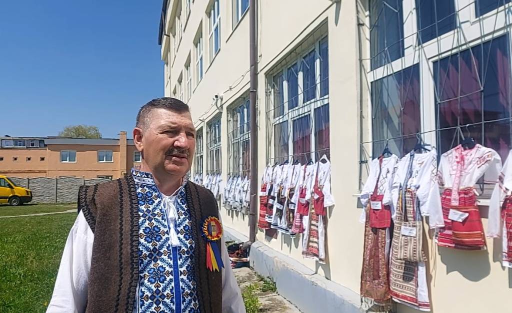 FOTO: Donație de costume populare la Școala Gimnazială Nr. 4 „Frații Popeea” din Săcele