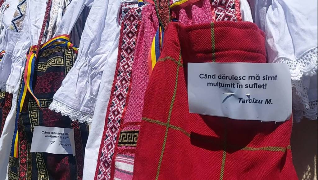 FOTO: Donație de costume populare la Școala Gimnazială Nr. 4 „Frații Popeea” din Săcele