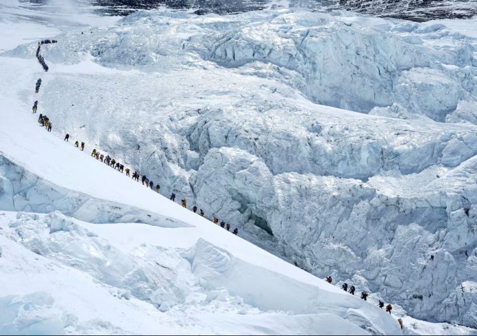 Record pe Everest: 274 de alpiniști au ajuns pe vârf într-o singură zi