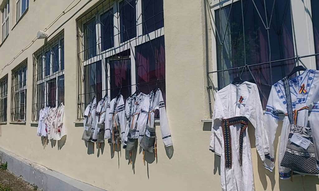 FOTO: Donație de costume populare la Școala Gimnazială Nr. 4 „Frații Popeea” din Săcele