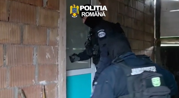 Tânăr reținut după ce a furat mai multe bunuri dintr-un imobil din Zizin (VIDEO)