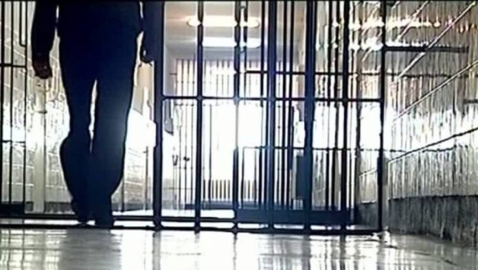 Condamnat pentru violență și violare de domiciliu, un individ din Săcele a fost dus la Codlea