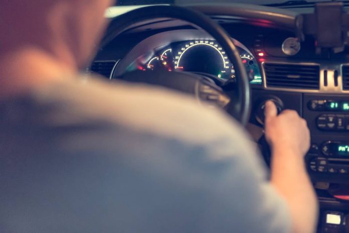 A vrut să cumpere o mașină fără acte, fără bani, fără permis: Test drive terminat cu reținere la Sibiu