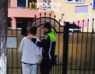 Un tânăr a fost reținut de polițiști după ce a agresat fizic două persoane în scara unui bloc