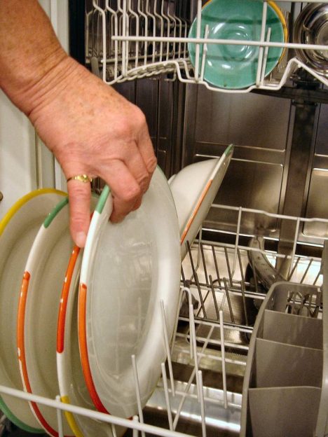 Ce spun specialiștii despre consum, eficiență și întreținere l Mașina de spălat vase: trebuie să clătești farfuriile înainte sau le pui murdare?
