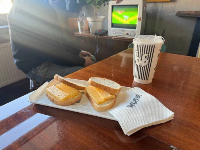 Un restaurant rusesc inedit servește doar cele mai simple sandvișuri imaginabile
