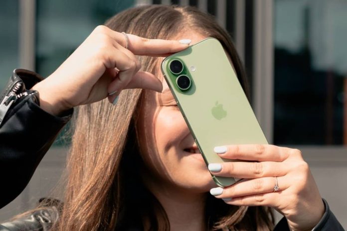femeie care tine in mana un iPhone