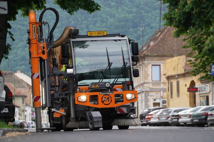 Lucrări de curățare a gurilor de scurgere, în Brașov