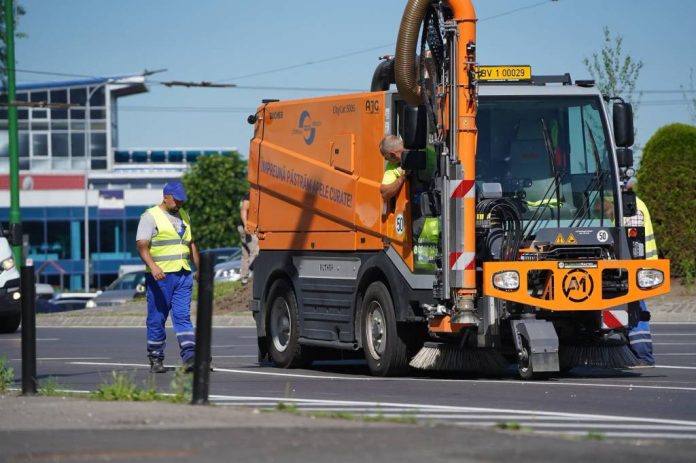 Compania Apa Brașov continuă curățarea gurilor de scurgere în mai multe zone ale orașului
