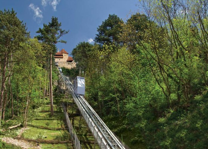 Ascensorul pe plan înclinat din Râșnov este din nou funcțional pentru turiști și localnici