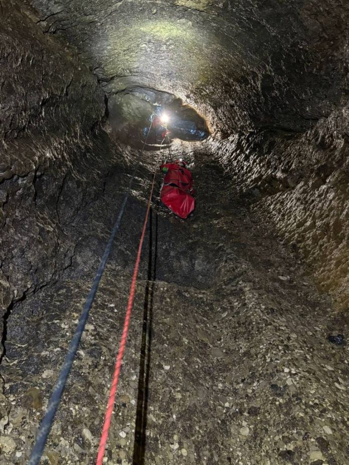 Exercițiu de salvare speologică în Avenul Vlădușca: 18 salvatori au simulat evacuarea unui rănit de la 73 de metri adâncime (FOTO)