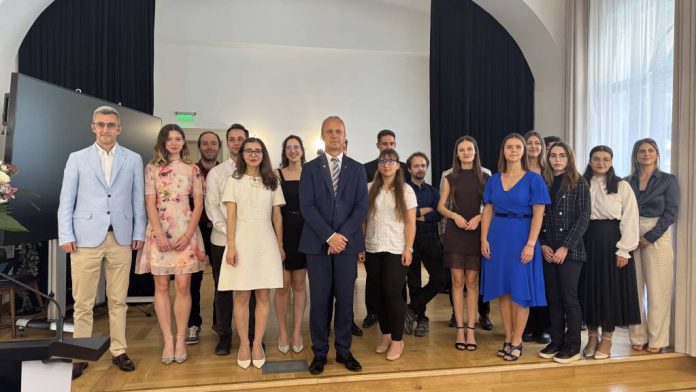 Universitatea Transilvania din Brașov și-a premiat șefii de promoție. Un absolvent a încheiat facultatea cu media 10