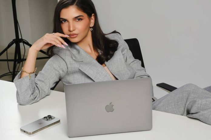 femeie care utlizeaza un laptop