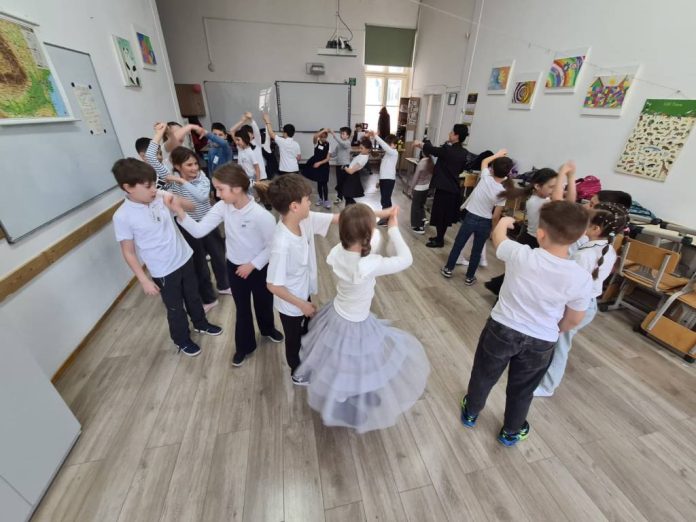 „DANSĂM ROMANA!” la Casa Mureșenilor: Elevii brașoveni încheie cursul dedicat dansului de salon