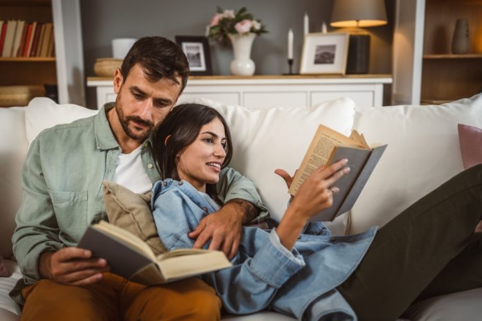 (P) Top 5 bestsellere care te fac să uiți de timp și îți transformă serile în maratoane de lectură