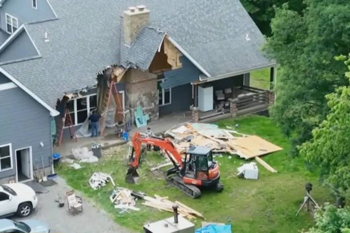 Furios după cererea de divorț, un bărbat și-a demolat casa cu excavatorul