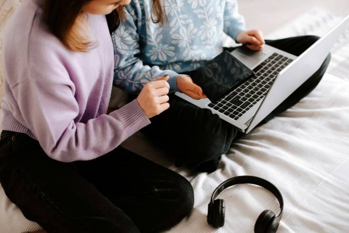 eJobs: Tot mai mulți adolescenți își caută un loc de muncă. Brașovul, printre județele fruntașe la numărul de aplicări