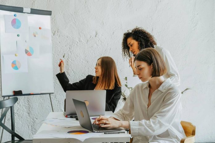 Sondaj eJobs: 31% dintre mame s-au simțit discriminate la locul de muncă, iar 40% ascund problemele legate de copii