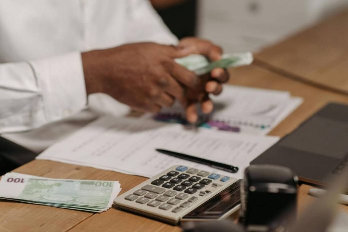 (P) Micile scurgeri financiare care îți mănâncă bugetul fără să-ți dai seama