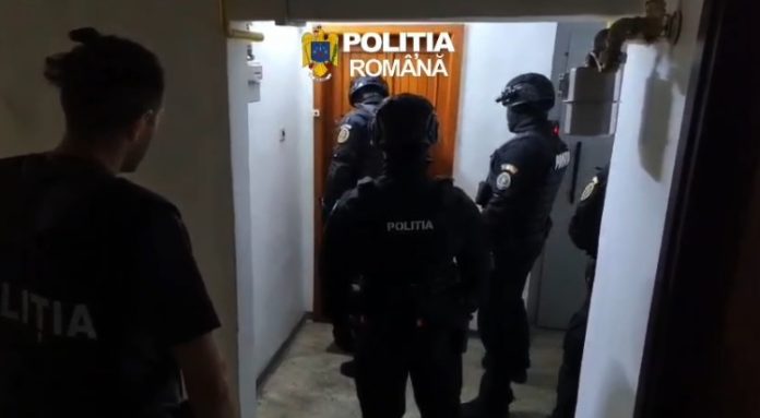 Opt tineri din Brașov, cercetați într-un dosar privind promovarea ideologiilor fasciste și simbolurilor naziste (VIDEO)