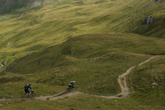 Salvamont România: Recomandări esențiale pentru practicarea în siguranță a downhill-ului pe bicicletă